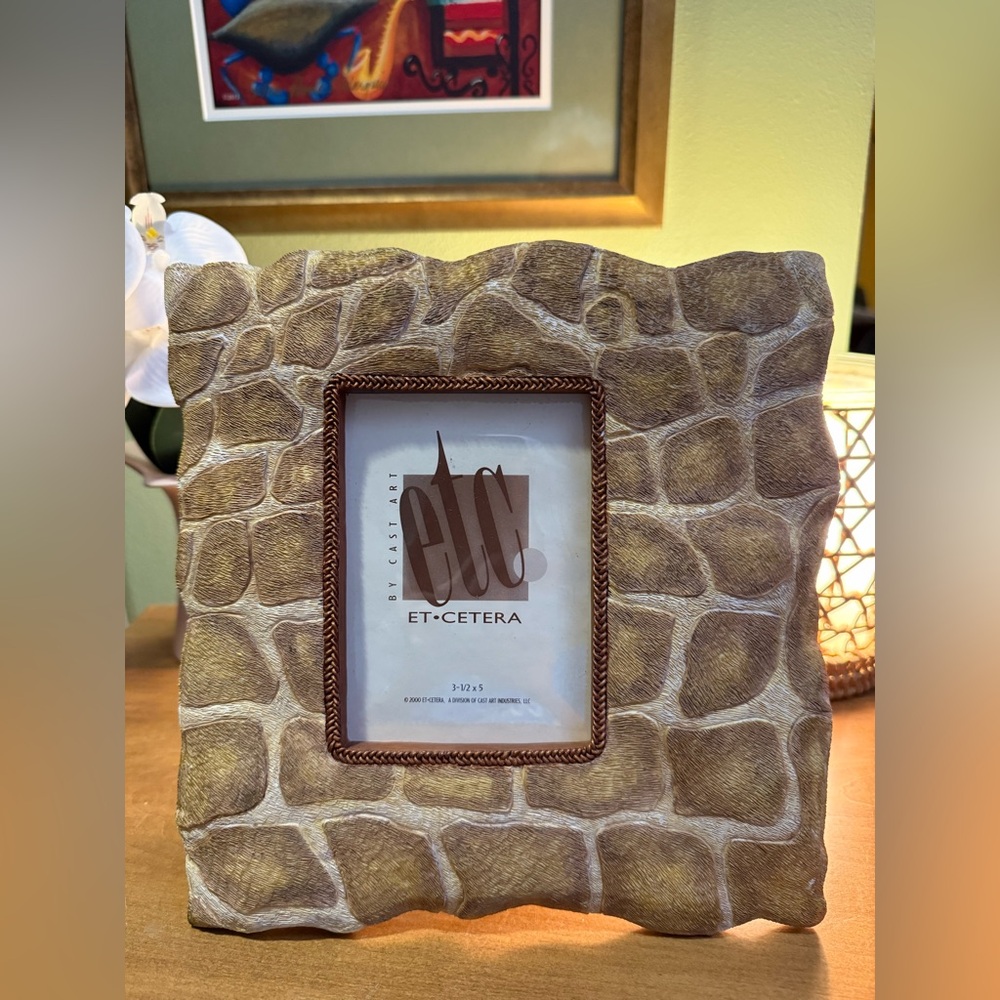 Etcetera Giraffe Pattern Rustic Stone-Look Picture Frame - Heavy Resin - Picture 3 of 9